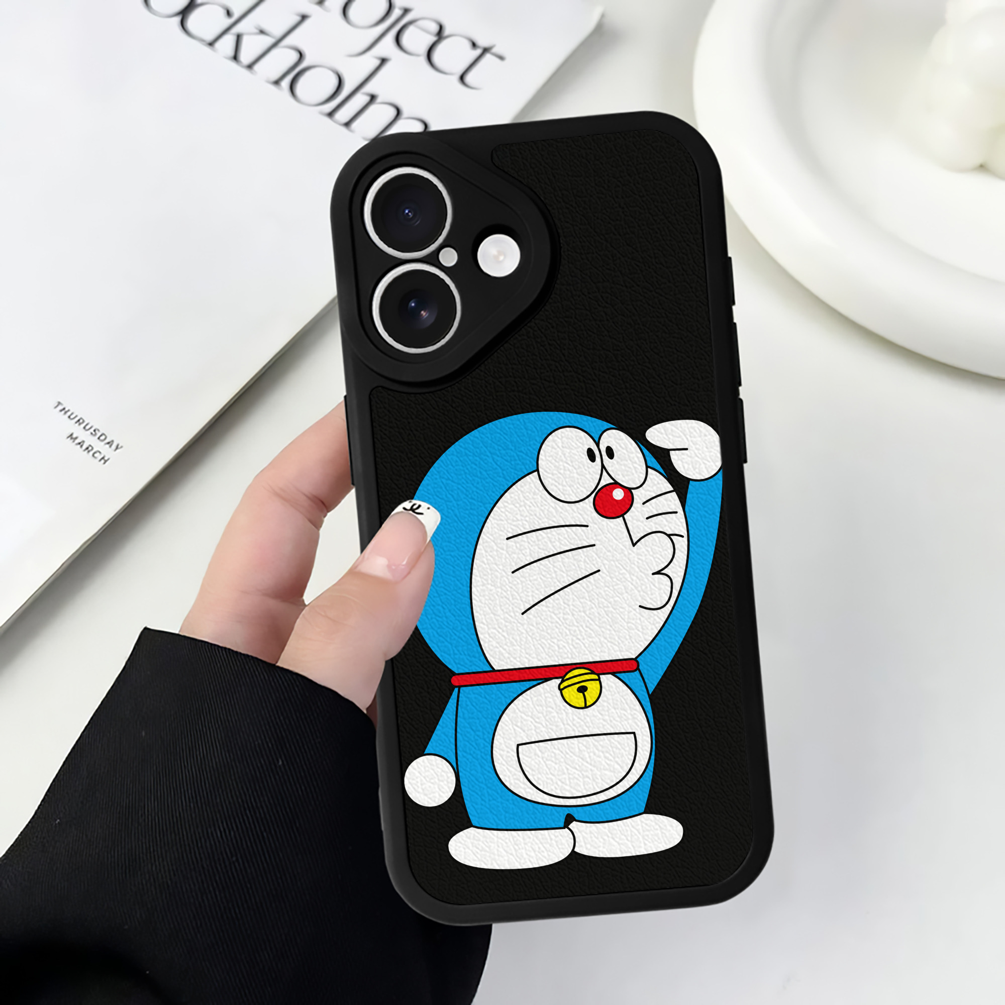 （画像用） ドラえもん Doraemon 【iPhone 16シリーズ対応】シリコンスマホケース（レザー調） 材質：シリコン